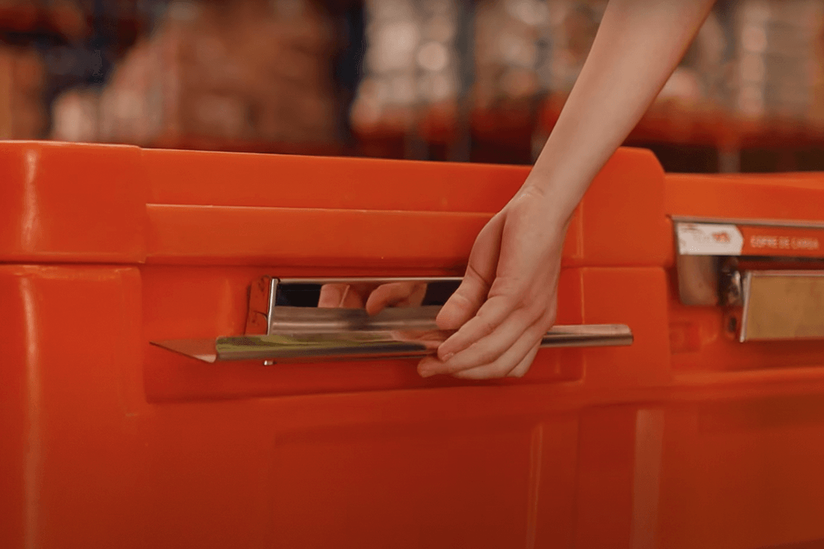 Cofre de carga para indústrias: mais segurança e organização no transporte