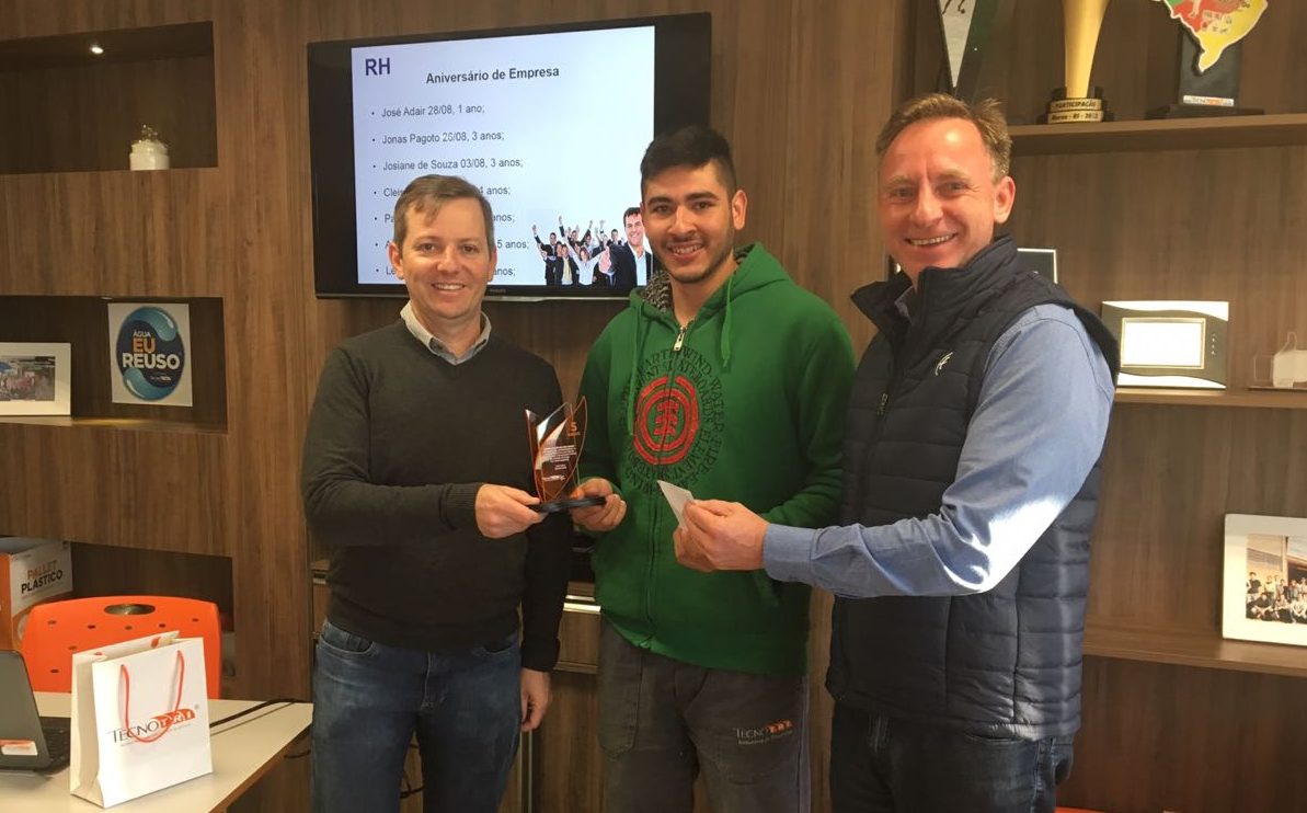 Adriano Oliveira recebe reconhecimento ao completar 5 anos na Tecnotri