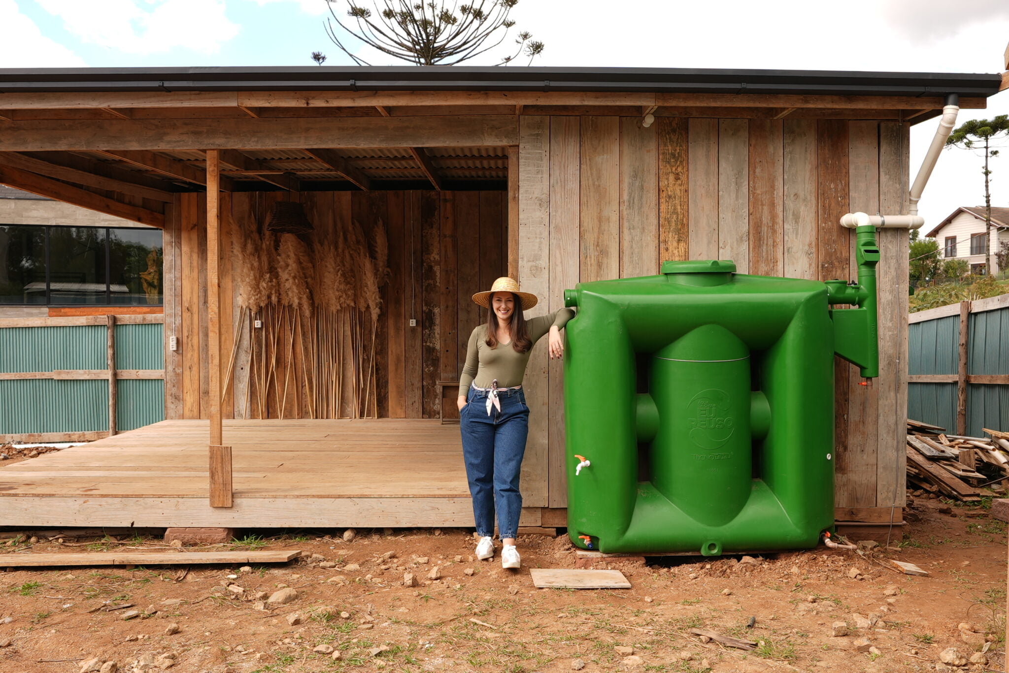 Casa sustentável feita de steel frame equipada com a cisterna vertical Tecnotri