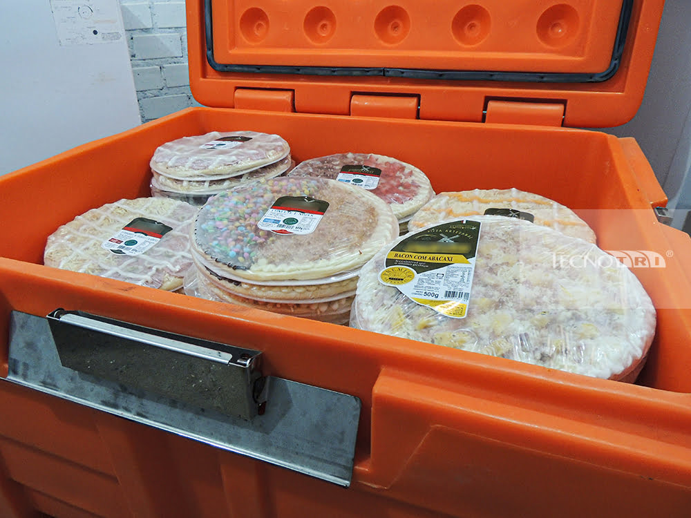 Como o cofre de carga contribui no transporte de congelados e frios