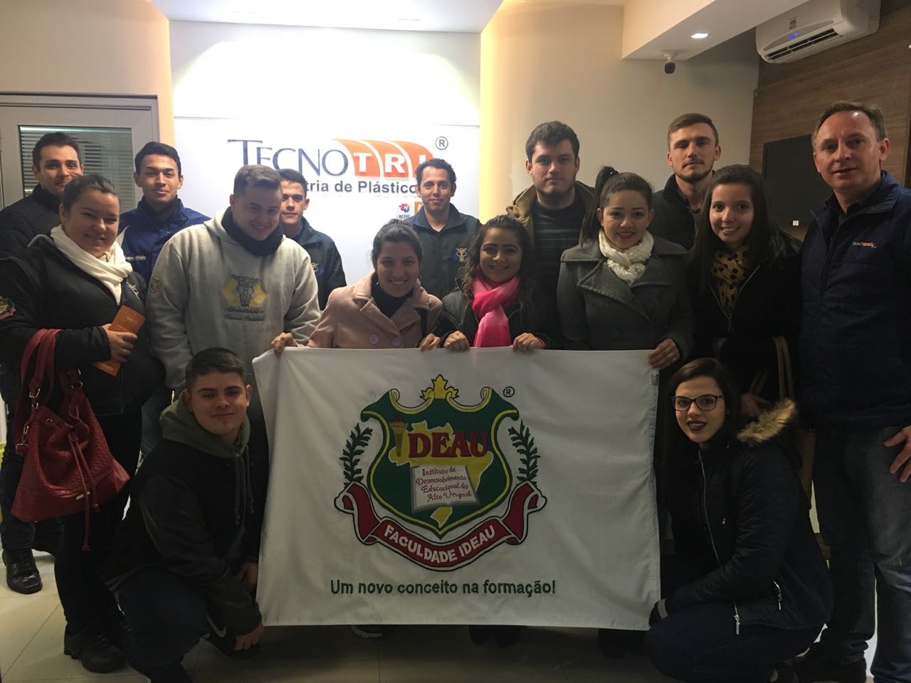 Acadêmicos da faculdade IDEAU visitam a Tecnotri