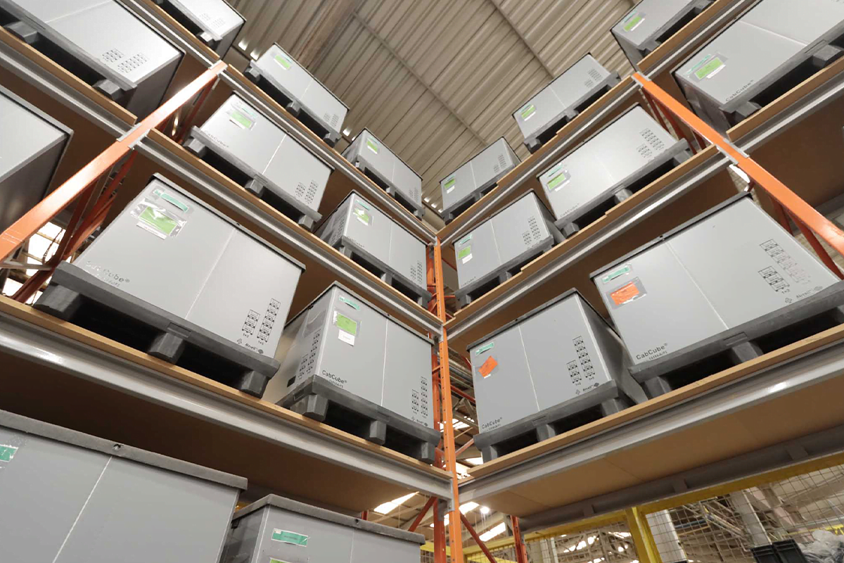 Qual é a função dos pallets unitizadores na logística reversa?